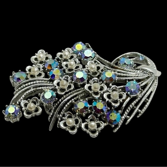 Vintage Signed Pegasus Coro AB and Faux Pearl Floral Brooch - Picture 3 of 9